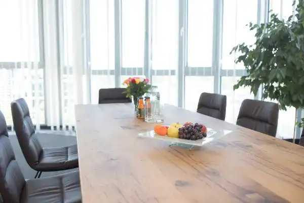 Hier begrüßen wir unsere Bewerberinnen und Bewerber Einladender Konferenzraum bei eDok GmbH, in dem Vorstellungsgespräche und Teamgespräche stattfinden