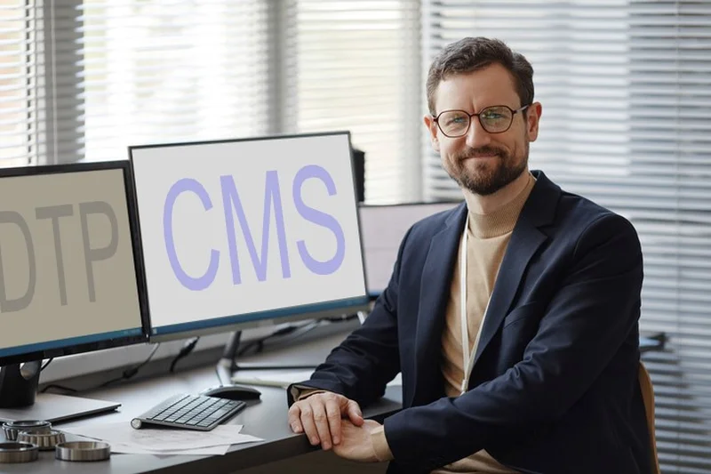 Redaktionssysteme in der Technischen Dokumentation – effizient mit CMS arbeiten Technischer Redakteur am Arbeitsplatz mit zwei Monitoren, darauf die Begriffe DTP und CMS